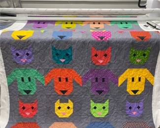 Lot 210   11 Bid(s)
Felix & Fido Quilt w PAWPRINT QUILTING