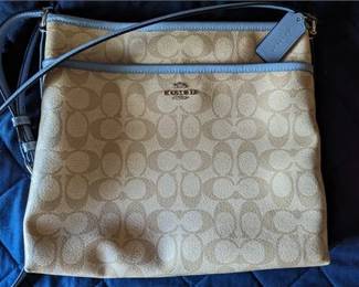 Lot 218   13 Bid(s)
Coach Cross Body Purse