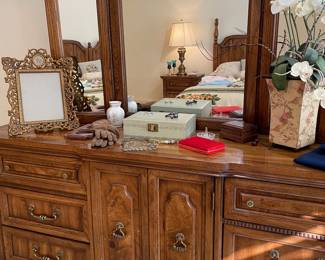 Dresser w/3 way mirror