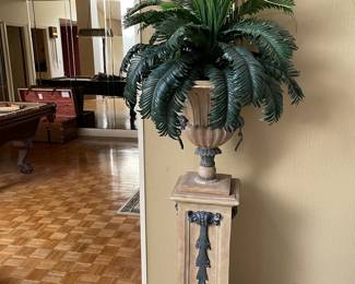 Pedestal & urn