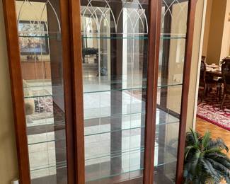Great display cabinet w/sliding doors