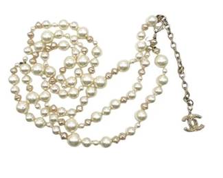 Lot 019  
Chanel Baroque Faux Pearl Double Drop Belt