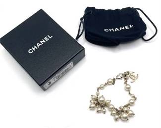 Lot 024  
Chanel Boucles Oreille/Bracelet 2011 Spring Season