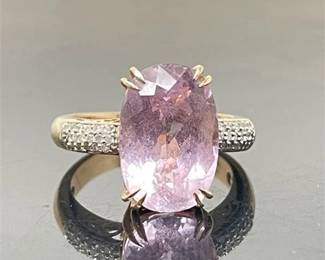 Lot 001   
Pink Sapphire and 14 K Yellow Gold Cocktail Ring