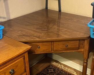 Corner desk