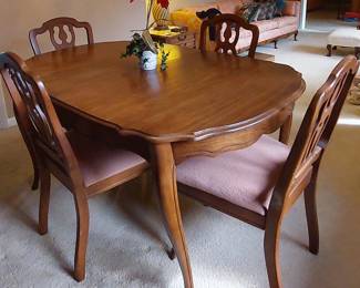 Beautiful Bassett Dining Table 