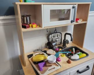 Kiddie kitchen w/ all accessories