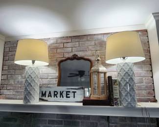 Multiple pairs of neutral lamps, lantern, antique mirror