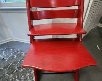 ADJUSTABLE HIGH CHAIR TO CHILD'S CHAIR