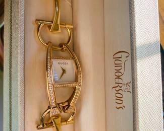 LADIES 18K GOLD GUCCI WATCH
One lady's 18K yellow gold, diamond GUCCI Swiss made wristwatch. Stamped *18K*. The face of the watch features a mother of pearl dial with gold hour and minutes hands. In very good condition.