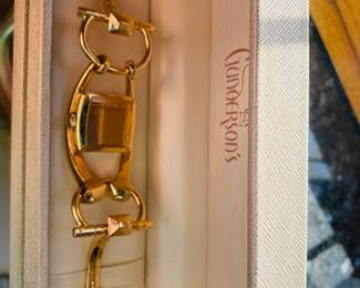 LADIES 18K GOLD GUCCI WATCH
One lady's 18K yellow gold, diamond GUCCI Swiss made wristwatch. Stamped *18K*. The face of the watch features a mother of pearl dial with gold hour and minutes hands. In very good condition.