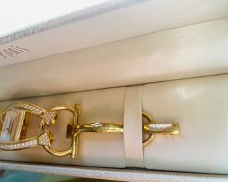 LADIES 18K GOLD GUCCI WATCH
One lady's 18K yellow gold, diamond GUCCI Swiss made wristwatch. Stamped *18K*. The face of the watch features a mother of pearl dial with gold hour and minutes hands. In very good condition.