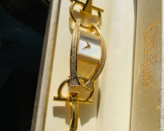 LADIES 18K GOLD GUCCI WATCH
One lady's 18K yellow gold, diamond GUCCI Swiss made wristwatch. Stamped *18K*. The face of the watch features a mother of pearl dial with gold hour and minutes hands. In very good condition.