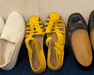 25+ pairs of shoes - Mostly 11W