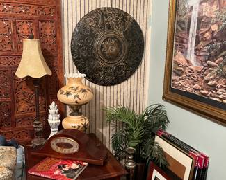 Large metal medallion, vintage Gone with the Wind glass lamp, lamp, frames and pictures in frames.