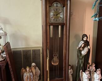 Howard Miller grandfather clock (Tempus Fugit) USA, wooden angels and chalk ware angels