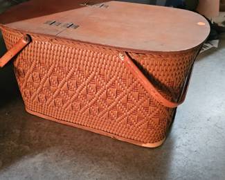 VINTAGE PICNIC BASKET