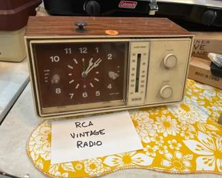 RCA VINTAGE RADIO / CLOCK