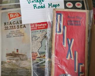 LOT OF VINTAGE ROAD MAPS