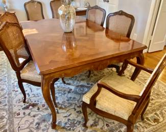 Henredon dining table with 2 arm chairs, 6 side chairs, 2 leaves and table pads