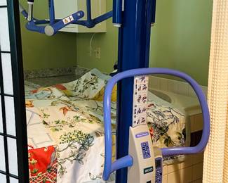 Arno Huntleigh Maxi Move patient lift in like-new condition. Includes wall mounted battery charger and Blue Wave bathing system