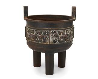 1235
Late Qing Dynasty 1644-1912 or later
An Chinese-Style Archaistic "Ding" Bronze Tripod Censer
Appears unmarked
With cast Taotie masks
10.25" H x 8.5" Dia.
Estimate: $500 - $700