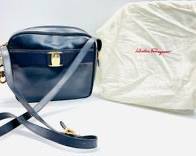 SALVATORE FERRAGAMO SHOULDER BAG NAVY BLUE VARA PATENT LEATHER WOMEN IN GREAT OVERALL PREOWNED CONDITION
