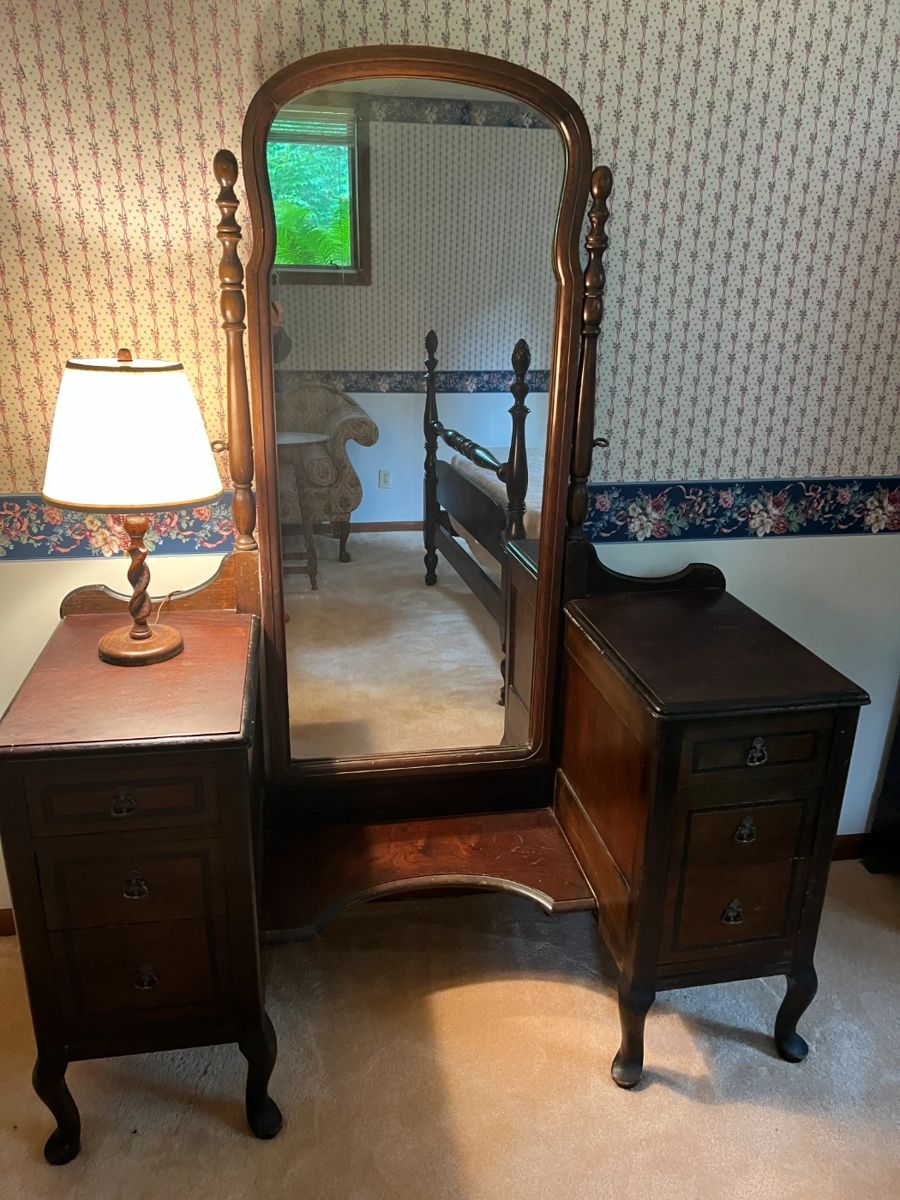 Dresser with mirror on spindles