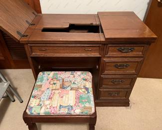 Sewing machine desk with drawers