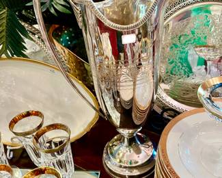 THIS SILVER EWER MAKES A STATEMENT.