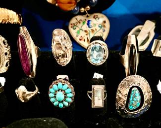 LOTS OF STELRING AND GOLD RINGS.