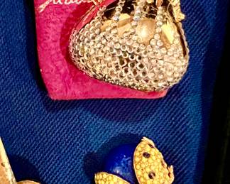 JUDITH LEIBER PILLBOX MINIATURE COIN PURSE.