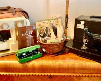 Singer Featherweight in case with attachments. Singer 5137 sewing machine. 