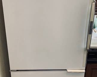 Amana Energy Saver Refrigerator/Freezer. Clean-Works!