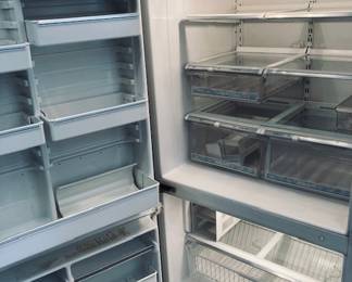 Amana Energy Saver Refrigerator/Freezer. Clean-Works!