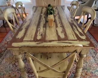 Beautiful dining table w/ 6 chairs