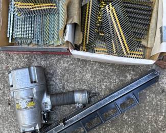 Hitachi Air Nailer w/ 2 Loaded Boxes of Nails