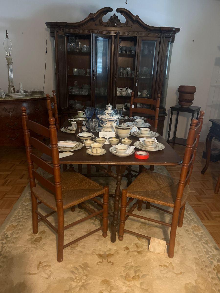 Gate leg antique table 