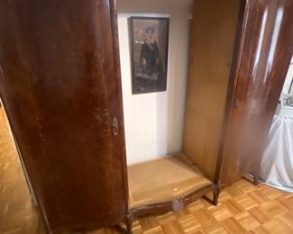 The doors are on top
We couldn’t hang them
Beautiful wardrobe inlayed