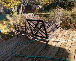 Outdoor patio set, has cushions 