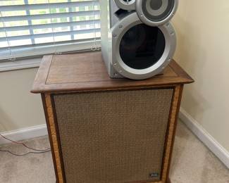Vintage Wharfdale speakers in perfect condition