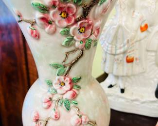 Sever pieces of pottery.