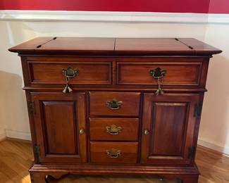 Lexington Furniture Flip Top Bar (40"W / 60"W open x 18"D x 34"H)