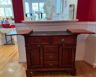 Lexington Furniture Flip Top Bar (40"W / 60"W open x 18"D x 34"H)