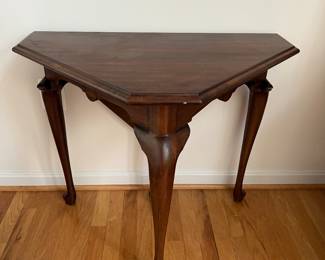 Virginia Galleries, Henkel Harris Drop Leaf Side Table (Closed - 33"W x 21"D x 27"H / Open 28"D x 28"W)