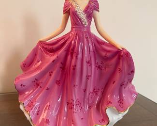 Royal Doulton Porcelain Figurine of The Year 2014- Elizabeth HN 5671