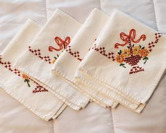 Set of 4 Embroidered Floral Bouquet in Basket Napkins