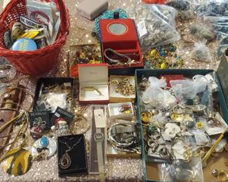  LOTS OF BEAUTIFUL JEWELRY SOME IS SARAH COV PINS AND SOME STERLING JEWELRY, RINGS BRACELETS 