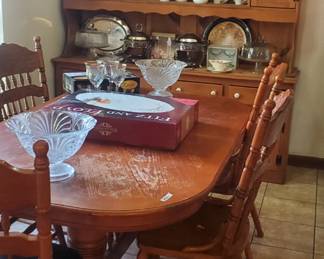 Table & 6 chairs beautiful Hutch 