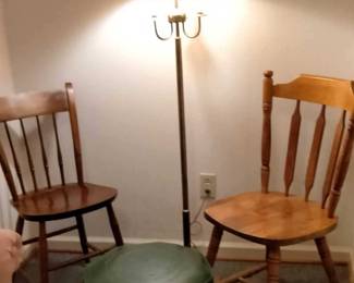 Hassock, floor lamp, 2 arrow back side chairs